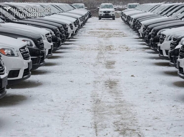 Гладков передал «Орлану» и «БАРСу» 57 машины для защиты региона