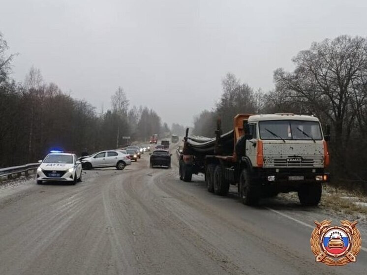 Женщина за рулем легковушки влетела в “Камаз” в Тверской области