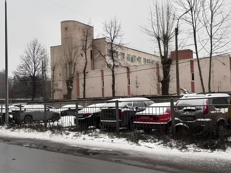 На улице Беринга в Петербурге избавились от еще одной незаконной автостоянки