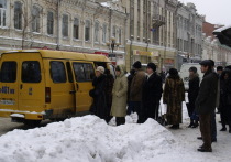 Наступившая зима станет очередным испытанием для пешеходов, автолюбителей и владельцев собак: в пик сезона общий объём закупок дорожных реагентов превысит 820 тонн, сообщила мэрия Саратова