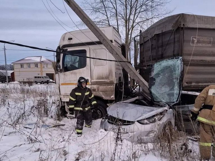 На дороге в Сернурском районе водитель Hyundai погиб в столкновении с фурой