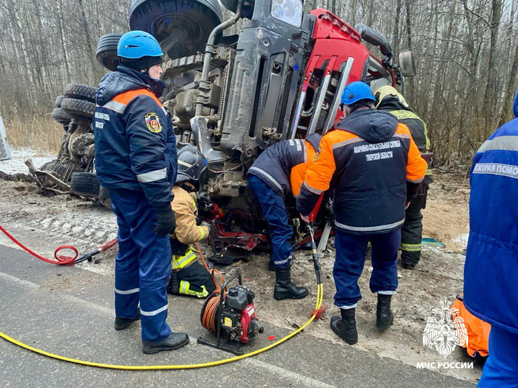 Грузовик опрокинулся в аварии в Тверской области