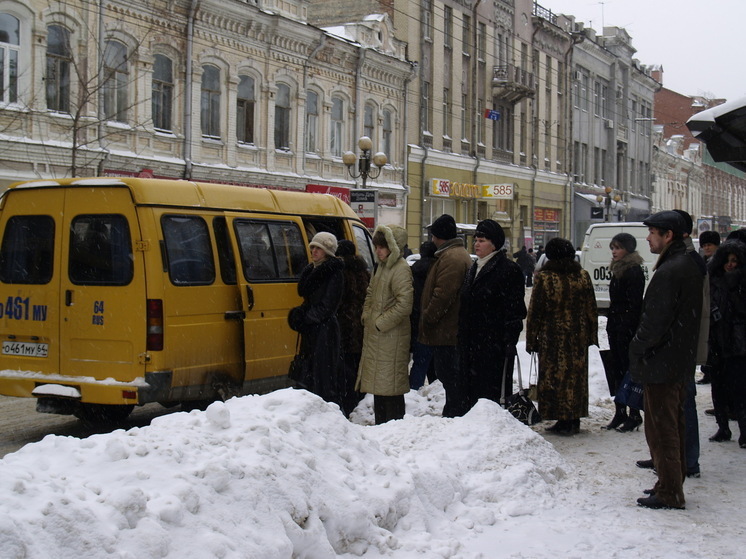 Наступившая зима станет очередным испытанием для пешеходов, автолюбителей и владельцев собак: в пик сезона общий объём закупок дорожных реагентов превысит 820 тонн, сообщила мэрия Саратова