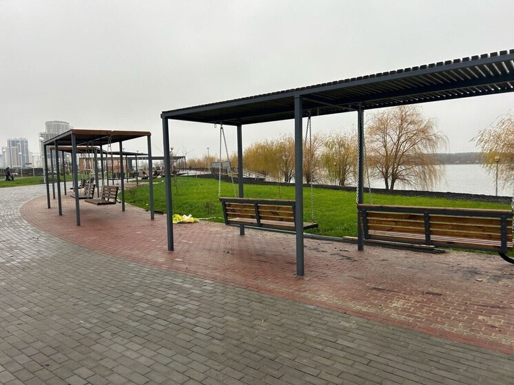 На набережной Спутника появились новые качели с навесами