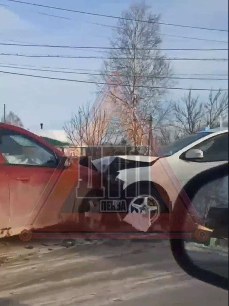 «Лоб в лоб»: в Бессоновке на улице Городок произошло серьезное ДТП