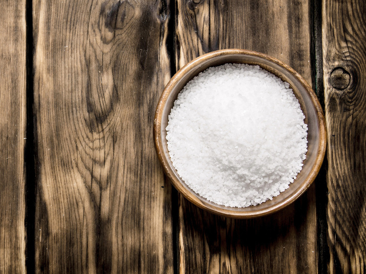 В стремлении сделать кофе вкуснее и даже слаще без сахара некоторые любители бодрящего напитка начали добавлять в него соль