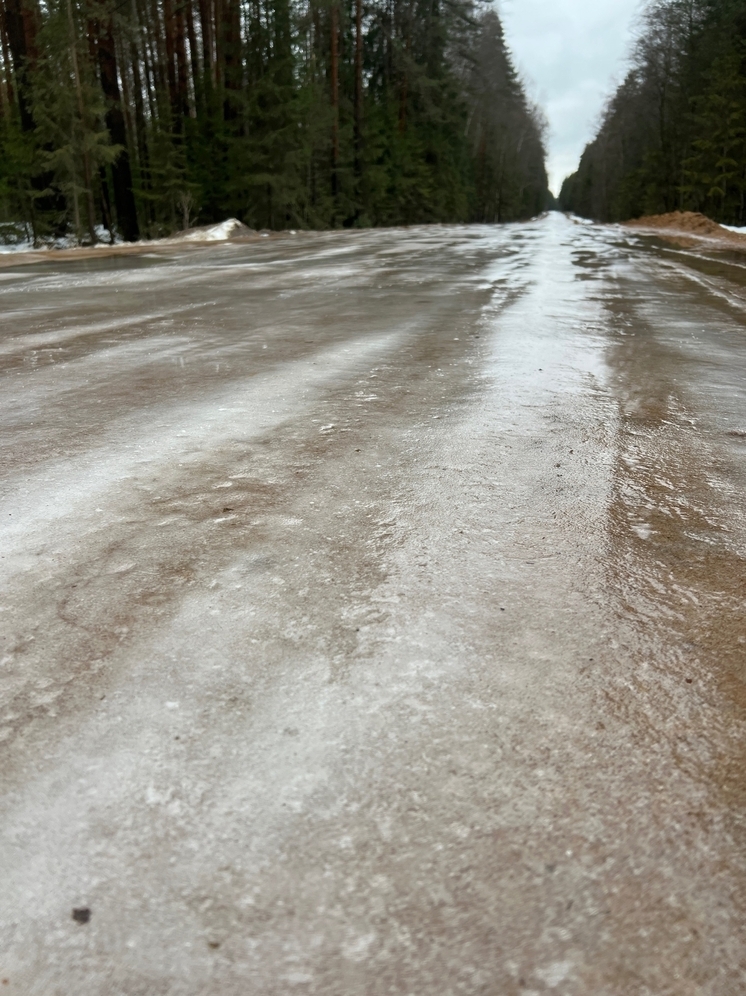 Желтый уровень погодной опасности объявлен в Тверской области из-за гололедицы