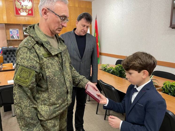 В Армянске вручили орден Мужества сыну погибшего участника СВО