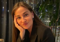 30-летняя российская лыжница Юлия Белорукова (после замужества Ступак) поделилась новыми фото в новогоднем стиле. Олимпийская чемпионка 2022 года примерила красно-белый наряд.