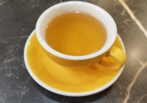 Привычка пить крепкий чай утром натощак может привести к проблемам с желудком и усвоением важных микроэлементов. Об этом рассказала РИАМО врач-гастроэнтеролог, кандидат медицинских наук Екатерина Кашух.