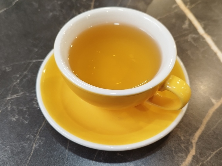 Привычка пить крепкий чай утром натощак может привести к проблемам с желудком и усвоением важных микроэлементов. Об этом рассказала РИАМО врач-гастроэнтеролог, кандидат медицинских наук Екатерина Кашух.