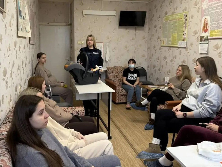 В Орле сотрудники ГАИ рассказали будущим мамам о безопасности детей в машине