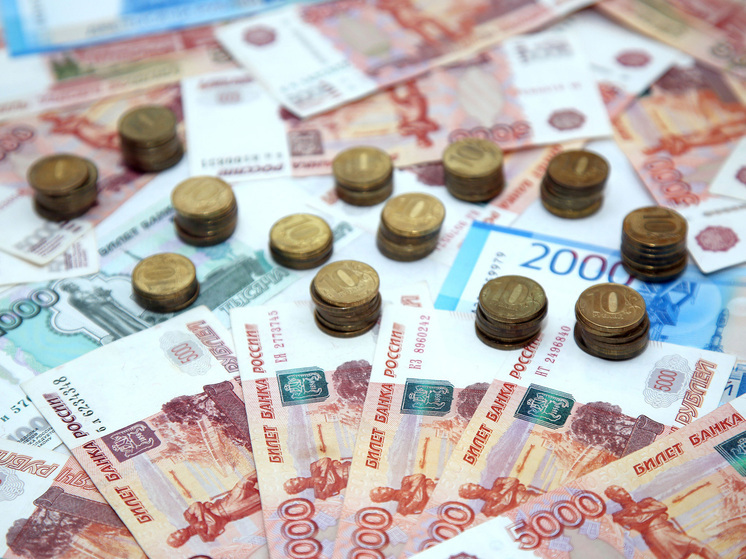 В январе будущего года у россиян, работающих на пятидневке, будет всего 15 рабочих дней. И, соответственно, их ждет существенное снижение зарплаты за этот месяц. Это традиционная история, но все равно она возникает неожиданно, когда после новогодних праздников выясняется, что в карманах пусто. Как нивелировать эту проблему, чтобы в начале года не экономить в большом и в малом?
