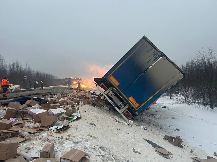 На границе с Ярославской областью разбились три фуры