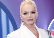 Точка не поставлена. Верховный суд России отправил дело о споре вокруг квартиры Долиной на новое рассмотрение в апелляционную инстанцию, оставив право собственности за покупательницей.
Суд также сохранил право проживания Лурье в спорной квартире до решения по апелляции.
То, чего ждали россияне, произошло и не произошло, ни одна из сторон не взяла верх — значит, шоу имени Долиной продолжается.
