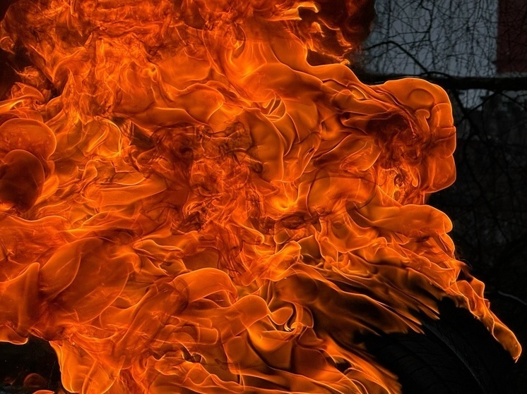 Из-за пожара в гараже повреждены еще восемь гаражей в Твери