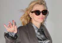 История 61-летней Кортни Лав удивительна — рок-певица, актриса, авторка, гитаристка с младых, что называется, ногтей строила творческую карьеру, но если бы не двухлетний брак с лидером Nirvana Куртом Кобейном, оборвавшийся из-за самоубийства музыканта в 1994 году, то ее место в музыкальных хрониках, скорее всего, имело бы совершенно иной вектор