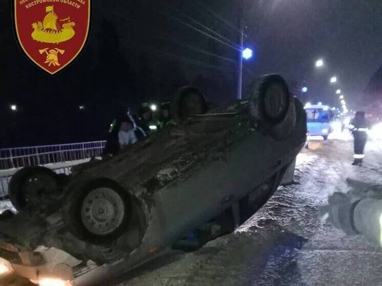 Костромские спасатели оперативно помогли пассажирам перевернувшейся «Лады»