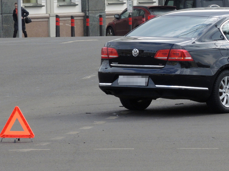 Инспектор ДПС решил не портить статистику происшествий и отказался от оформления ДТП с пострадавшим: чем это чревато? Водитель согласился пройти медицинское освидетельствование, но отказался подтвердить свое согласие в протоколе: можно ли его привлечь к ответственности? В ГАИ подано заявление о сохранении регистрационных знаков от старого автомобиля для их установки на новый: потребуется ли диагностическая карта? Водитель по ошибке не воспользовался скидкой на штраф и оплатил в полном размере: м