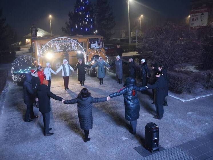 В Хакасии чиновники водили хороводы перед отправкой автобуса Деда Мороза к детям