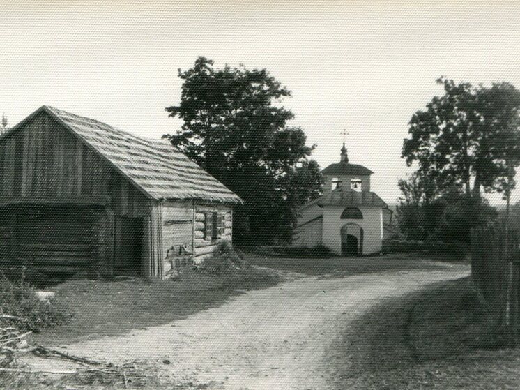 В Изборске продолжает работать выставка «Хранитель времени»