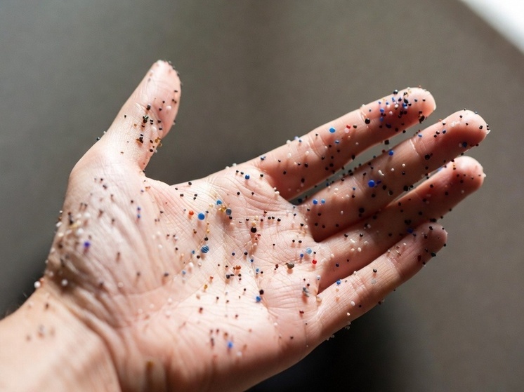 Микроскопические частицы пластика, загрязняющие окружающую среду, превратились в опасный канал распространения патогенных микроорганизмов, включая устойчивые к антибиотикам штаммы