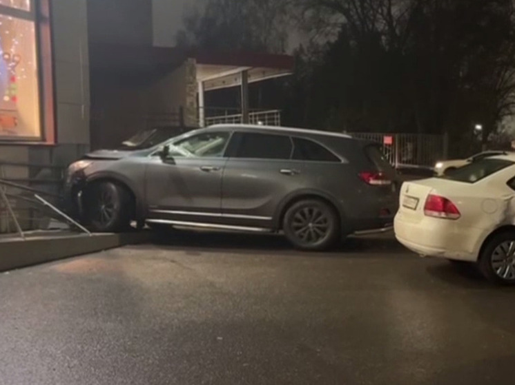 В массовом ДТП у магазина в Курске пострадал 4-летний ребёнок