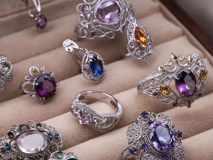 Сотрудница ювелирного магазина в Курской области вынесла золотые украшения на 1,5 млн