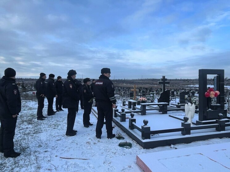 В Мариуполе сотрудники ППС почтили память погибших коллег