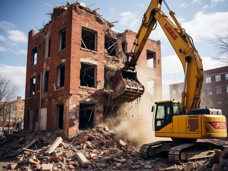 В Мирном суд постановил снести заброшенный аварийный Дом пионеров