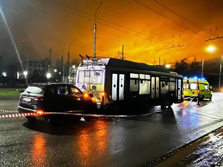 В Великом Новгороде иномарка врезалась в троллейбус, водитель в больнице