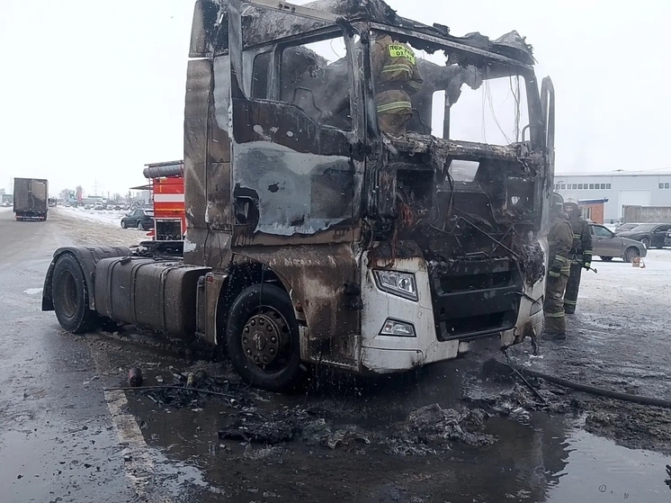 Грузовик Sitrak горел в Ставропольском районе Самарской области 16 декабря