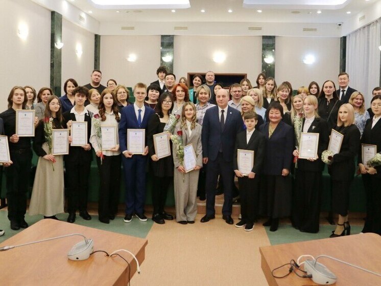 В Мирнинском районе вручили премию «Время достойных» 20 одаренным учащимся