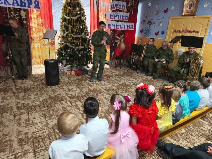 В ЛНР военные музыканты выступили для юных слушателей Стахановского семейного центра