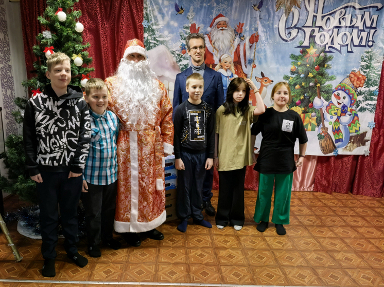 Костромские полицейские в костюмах Дедов Морозов поздравили детей-сирот
