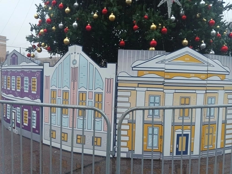 В Великом Новгороде установили новогоднее ограждение в виде домиков