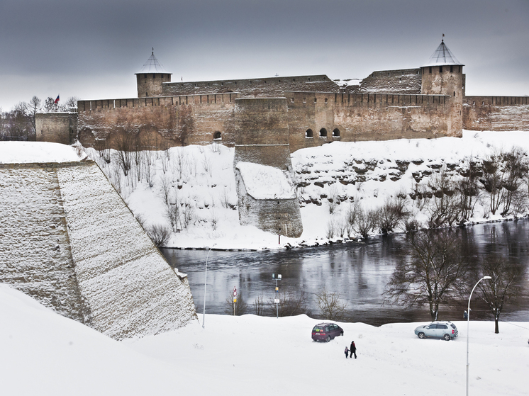 На эстонской границе образовались многокилометровые очереди из желающих попасть на праздники в Россию