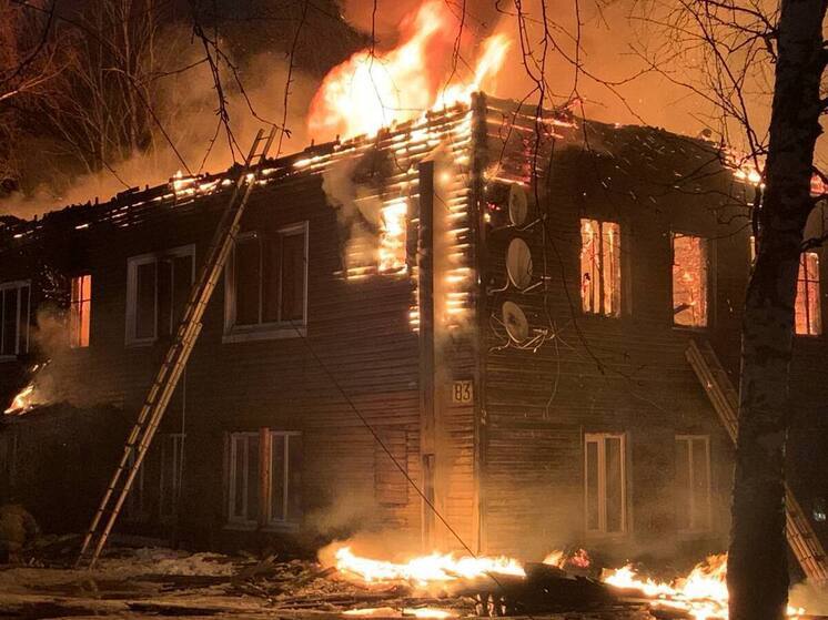 В Вельске сгорел аварийный дом, в котором жили люди