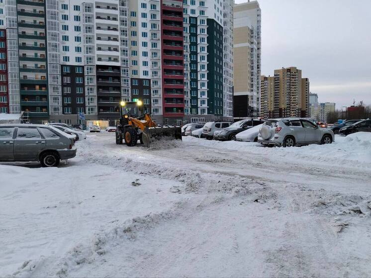 В Нижневартовске идёт активная уборка снега: кто отвечает за чистоту дворов