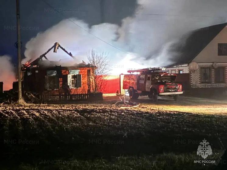 В брянском поселке Вышков сгорел жилой дом