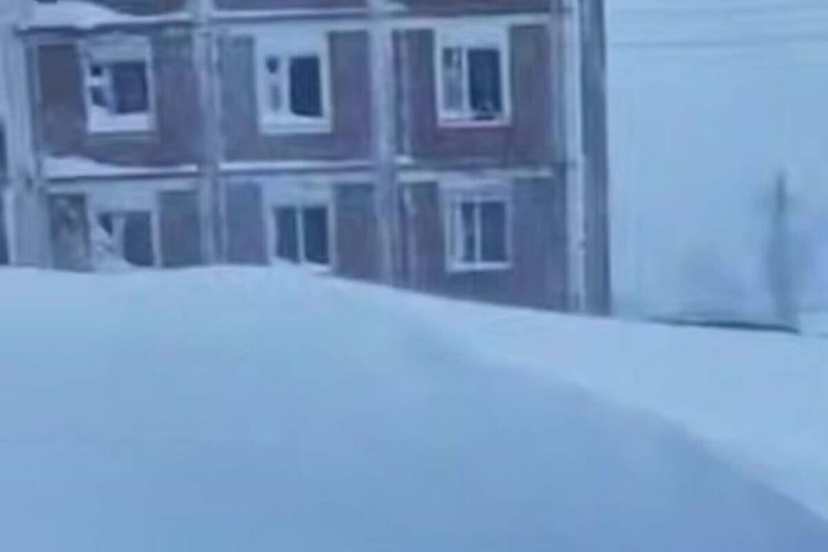 В российском регионе из-за мощного снегопада ввели режим ЧС