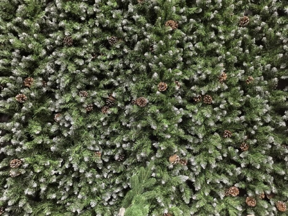 Искусственные елки заполнили полки хабаровских магазинов: новогодние фото