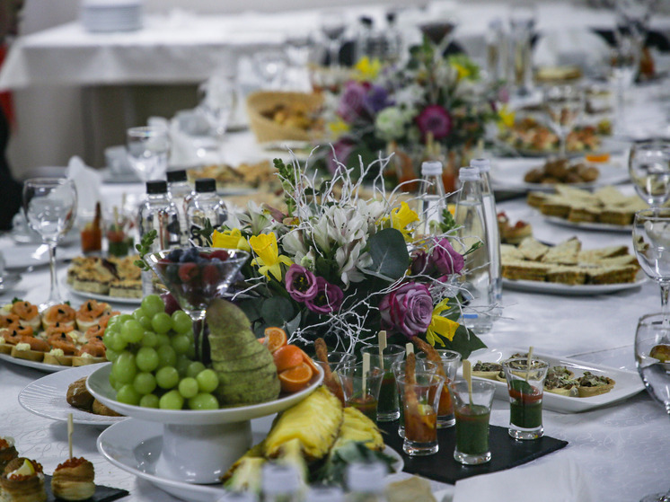 Какие продукты новогоднего стола-2026 можно купить заранее: советы Роспотребнадзора