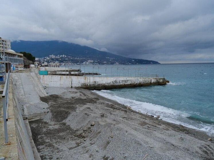 Последствия «шторма века» на пляже «Дельфин» в Ялте устранят к курортному сезону