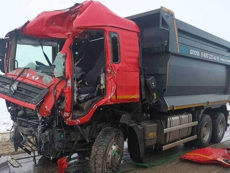В Балаковском районе водителя зажало в искореженном грузовике
