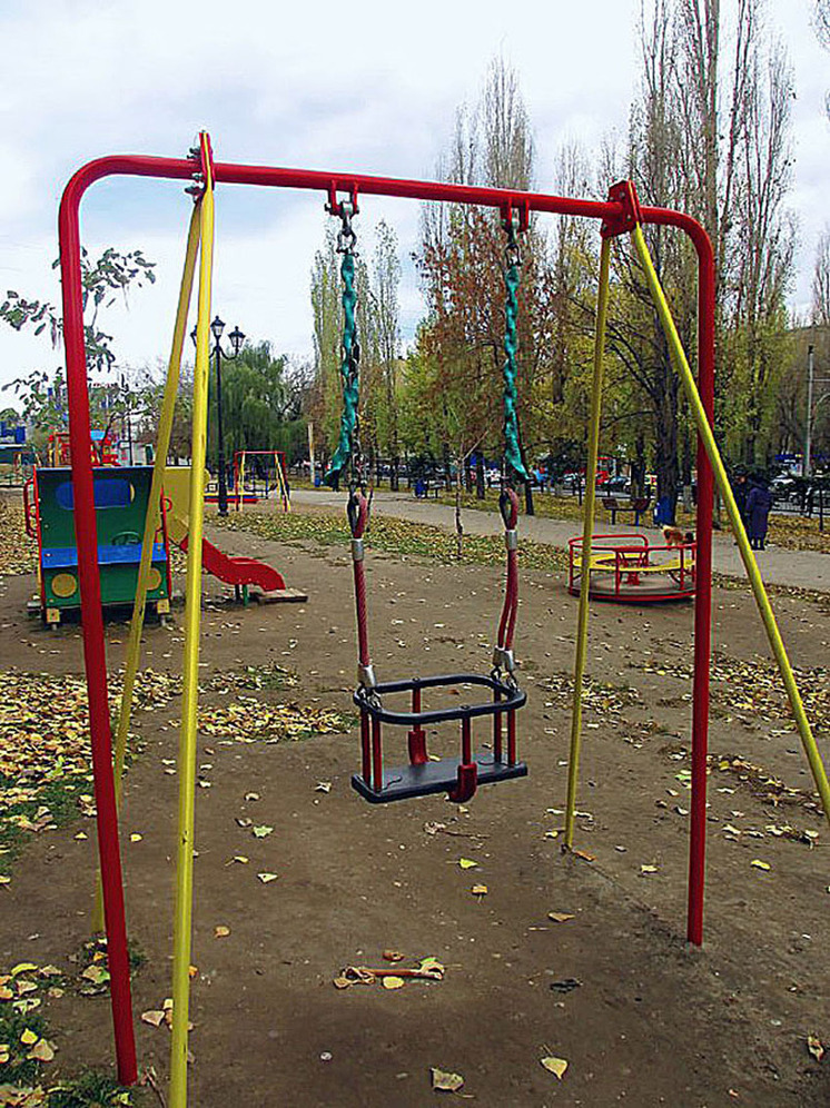 В Саратове с оборвавшихся качелей упала девочка