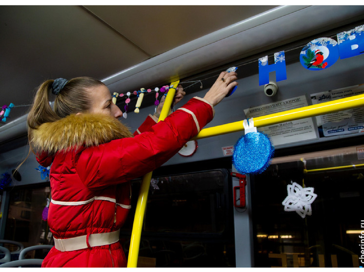 Череповчане украшают автобусы к Новому году