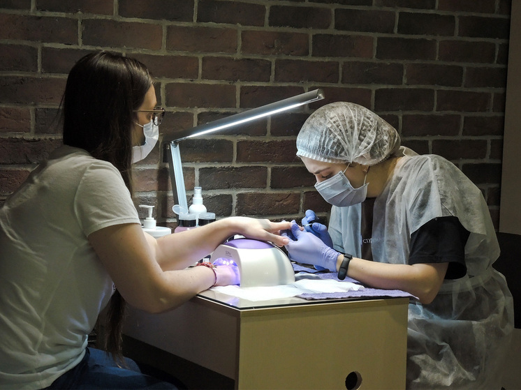 KP.RU: спрос на услуги красоты упал среди россиянок перед Новым годом на 20-30%