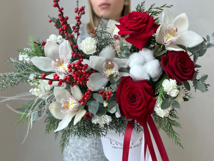 Новогодние букеты: какие композиции создают праздничное настроение