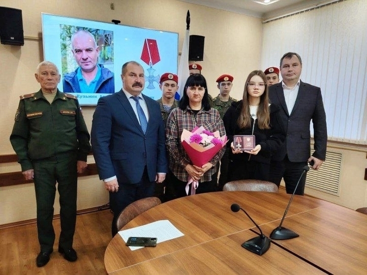 Глава Вязниковского района вручил высшую государственную награду родным погибшего солдата